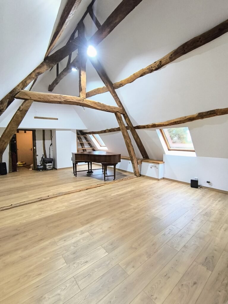 Rénovation d'une belle pièce cathédrale, enduit ratissage, peinture à l'airless, pose de parquet par Thomas LESCH Leschgo renov